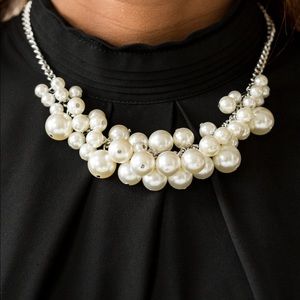 Chunky pearls necklace